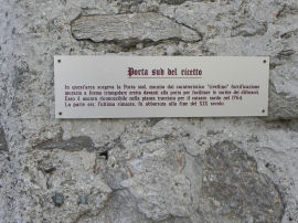 Cartello alla Porta sud del Ricetto a Borgofranco d’Ivrea (34775 bytes)